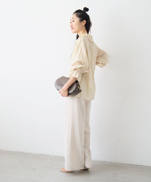 le.coeur blanc（ルクールブラン）の「シアーフリルネックブラウス（シャツ/ブラウス・レディース・ネイビー/イエロー/オフホワイト・38）」の16枚目の写真