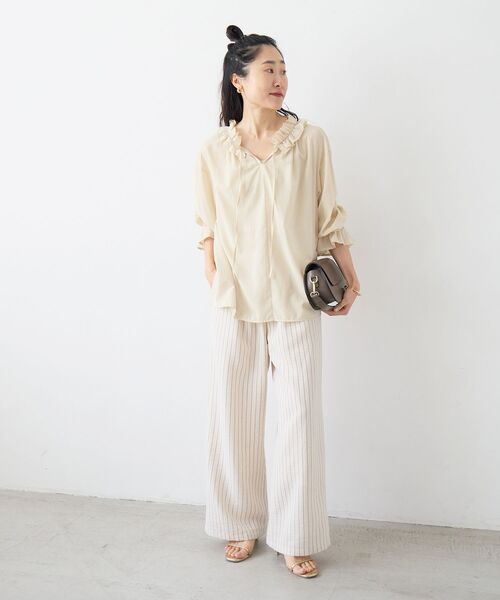 le.coeur blanc（ルクールブラン）の「シアーフリルネックブラウス（シャツ/ブラウス・レディース・ネイビー/イエロー/オフホワイト・38）」の17枚目の写真