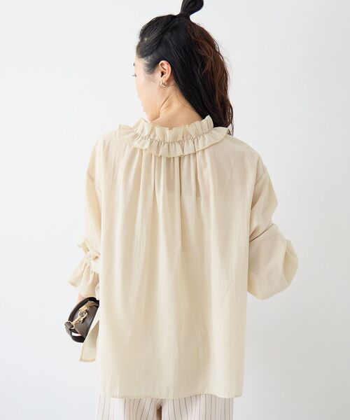 le.coeur blanc(ルクールブラン)の「シアーフリルネックブラウス(シャツ/ブラウス・レディース・ネイビー/イエロー/オフホワイト・38)」の14枚目の写真