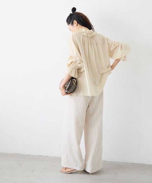 le.coeur blanc(ルクールブラン)の「シアーフリルネックブラウス(シャツ/ブラウス・レディース・ネイビー/イエロー/オフホワイト・38)」の21枚目の写真