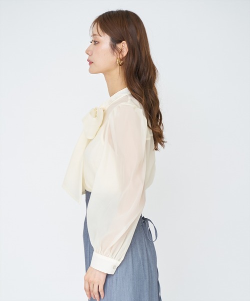 AND COUTURE(アンドクチュール)の「シアーボウタイブラウス(シャツ/ブラウス・レディース・オフホワイト/ブラック/イエロー/ブルー・FREE)」の19枚目の写真