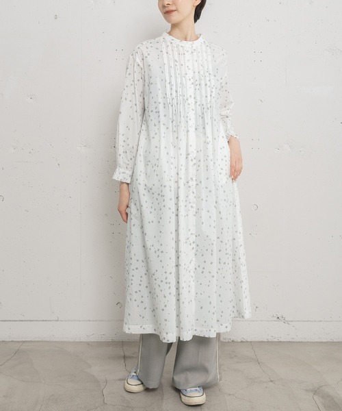 POU DOU DOU（プードゥドゥ）の「ランダムフラワープリントタックワンピース（ワンピース・レディース・オフホワイト/モカ/ブラック・3）」の2枚目の写真