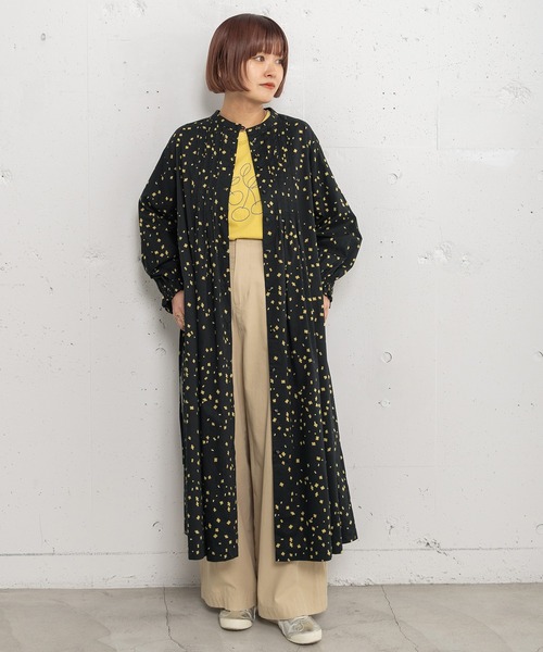 POU DOU DOU（プードゥドゥ）の「ランダムフラワープリントタックワンピース（ワンピース・レディース・オフホワイト/モカ/ブラック・3）」の3枚目の写真