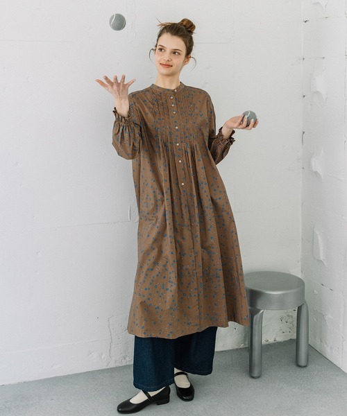 POU DOU DOU（プードゥドゥ）の「ランダムフラワープリントタックワンピース（ワンピース・レディース・オフホワイト/モカ/ブラック・3）」の9枚目の写真