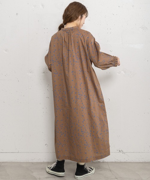 POU DOU DOU（プードゥドゥ）の「ランダムフラワープリントタックワンピース（ワンピース・レディース・オフホワイト/モカ/ブラック・3）」の15枚目の写真