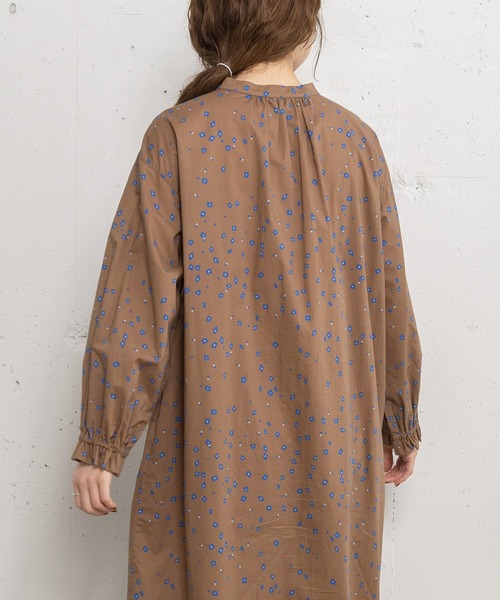 POU DOU DOU（プードゥドゥ）の「ランダムフラワープリントタックワンピース（ワンピース・レディース・オフホワイト/モカ/ブラック・3）」の19枚目の写真