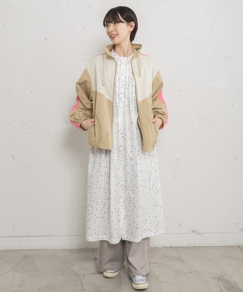 POU DOU DOU（プードゥドゥ）の「ランダムフラワープリントタックワンピース（ワンピース・レディース・オフホワイト/モカ/ブラック・3）」の4枚目の写真