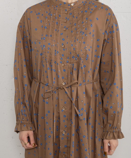 POU DOU DOU（プードゥドゥ）の「ランダムフラワープリントタックワンピース（ワンピース・レディース・オフホワイト/モカ/ブラック・3）」の5枚目の写真