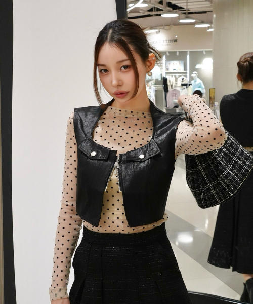 TRIPSHOP(トリップショップ)の「ショートジャケットクロップベスト(ベスト・レディース・ブラック・SMALL/MEDIUM)」の2枚目の写真