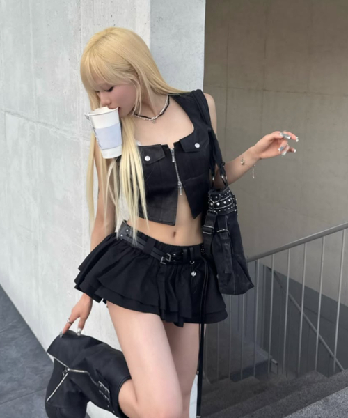 TRIPSHOP(トリップショップ)の「ショートジャケットクロップベスト(ベスト・レディース・ブラック・SMALL/MEDIUM)」の3枚目の写真