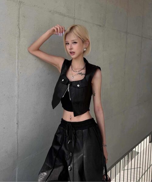 TRIPSHOP(トリップショップ)の「ショートジャケットクロップベスト(ベスト・レディース・ブラック・SMALL/MEDIUM)」の16枚目の写真