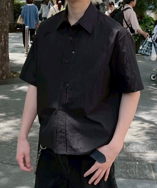 Chikashitsu +(チカシツプラス)の「【Chikashitsu +】cropped rivet shirt / 【チカシツプラス】クロップリベット半袖シャツ<着用動画あり>(シャツ/ブラウス・メンズ・アイボリー/スカイブルー/ブラック・ONE SIZE)」の3枚目の写真