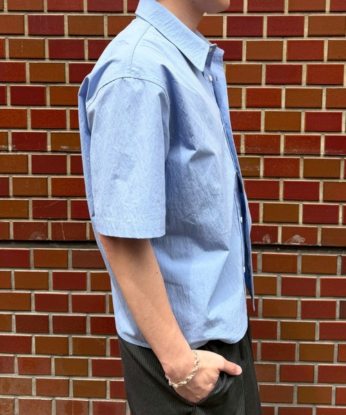 Chikashitsu +(チカシツプラス)の「【Chikashitsu +】cropped rivet shirt / 【チカシツプラス】クロップリベット半袖シャツ<着用動画あり>(シャツ/ブラウス・メンズ・アイボリー/スカイブルー/ブラック・ONE SIZE)」の13枚目の写真