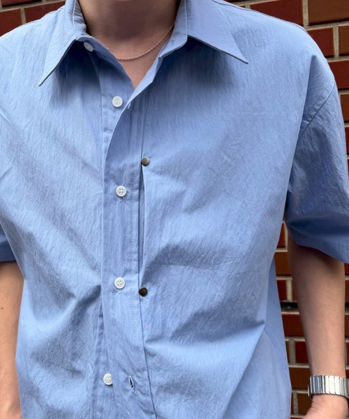 Chikashitsu +(チカシツプラス)の「【Chikashitsu +】cropped rivet shirt / 【チカシツプラス】クロップリベット半袖シャツ<着用動画あり>(シャツ/ブラウス・メンズ・アイボリー/スカイブルー/ブラック・ONE SIZE)」の15枚目の写真