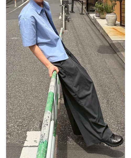Chikashitsu +(チカシツプラス)の「【Chikashitsu +】cropped rivet shirt / 【チカシツプラス】クロップリベット半袖シャツ<着用動画あり>(シャツ/ブラウス・メンズ・アイボリー/スカイブルー/ブラック・ONE SIZE)」の6枚目の写真