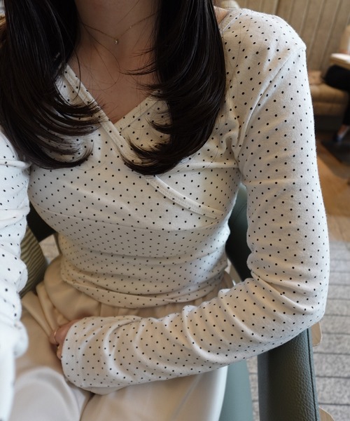 Reurie'(レウリィ)の「ドットVラップトップ(ayaka select) / きれいめ オフィスカジュアル 長袖 肌見せ 韓国(Tシャツ/カットソー・レディース・アイボリー/ホワイト/ネイビー・FREE)」の2枚目の写真