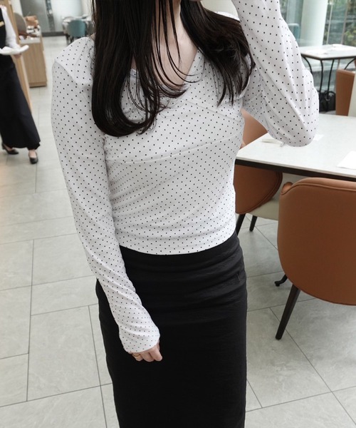 Reurie'(レウリィ)の「ドットVラップトップ(ayaka select) / きれいめ オフィスカジュアル 長袖 肌見せ 韓国(Tシャツ/カットソー・レディース・アイボリー/ホワイト/ネイビー・FREE)」の1枚目の写真