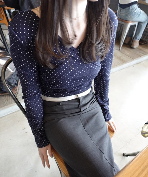 Reurie'(レウリィ)の「ドットVラップトップ(ayaka select) / きれいめ オフィスカジュアル 長袖 肌見せ 韓国(Tシャツ/カットソー・レディース・アイボリー/ホワイト/ネイビー・FREE)」の5枚目の写真