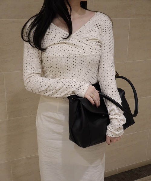 Reurie'(レウリィ)の「ドットVラップトップ(ayaka select) / きれいめ オフィスカジュアル 長袖 肌見せ 韓国(Tシャツ/カットソー・レディース・アイボリー/ホワイト/ネイビー・FREE)」の6枚目の写真