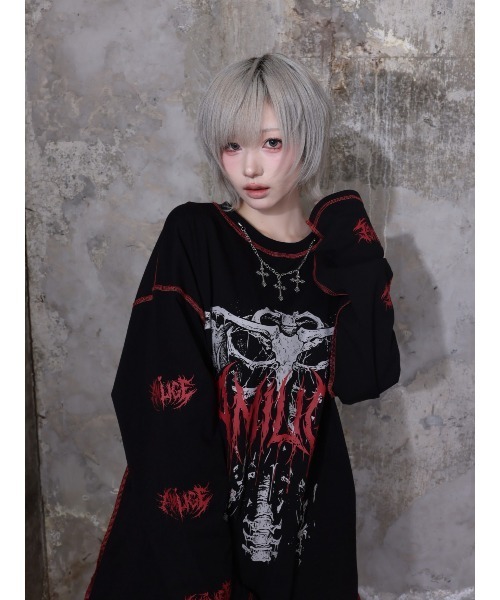 Amilige(アミリージュ)の「骨ロゴプリントチェーン付きロングTシャツ(Tシャツ/カットソー・レディース・ブラック×レッド/ブラック×パープル・FREE)」の4枚目の写真