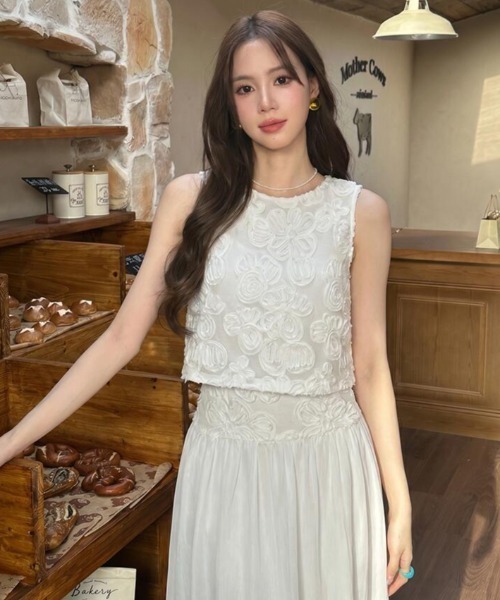 semplice（センプリチェ）の「立体花柄トップス × シアーマキシスカート セットアップ（セットアップ・レディース・オフホワイト・M/S）」の3枚目の写真