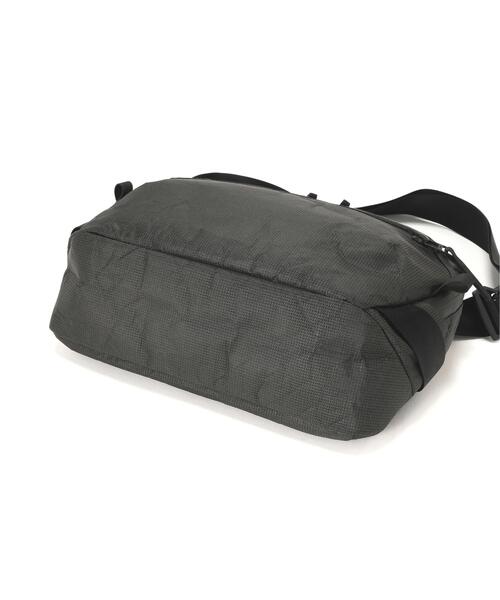 Aer(エアー)の「Aer(エアー)Day Sling 4 Max Ultra AER-28074(ボディバッグ/ウエストポーチ・メンズ・ブラック・F)」の10枚目の写真