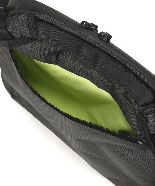 Aer(エアー)の「Aer(エアー)Day Sling 4 Max Ultra AER-28074(ボディバッグ/ウエストポーチ・メンズ・ブラック・F)」の13枚目の写真