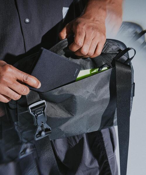 Aer(エアー)の「Aer(エアー)Day Sling 4 Max Ultra AER-28074(ボディバッグ/ウエストポーチ・メンズ・ブラック・F)」の16枚目の写真