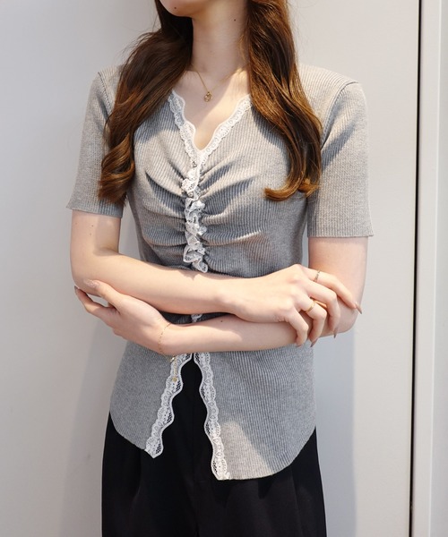SOELA(ソエラ)の「レースドッキングギャザー半袖ニットカーディガン(カーディガン/ボレロ・レディース・グレー/ブラック/オフホワイト・FREE)」の18枚目の写真