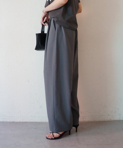 LOUNGEDRESS(ラウンジドレス)の「ライトバレルレッグパンツ(その他パンツ・レディース・チャコールグレー/ベージュ・MEDIUM/SMALL)」の10枚目の写真
