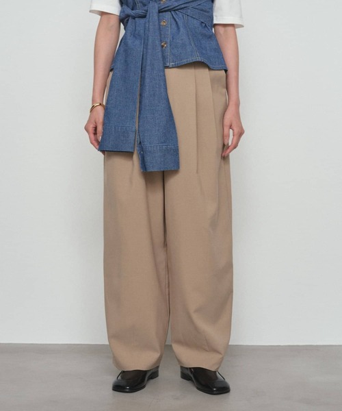 LOUNGEDRESS(ラウンジドレス)の「ライトバレルレッグパンツ(その他パンツ・レディース・チャコールグレー/ベージュ・MEDIUM/SMALL)」の1枚目の写真