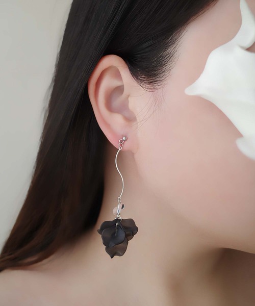 CERCA(チェルカ)の「jolie minette/ゆれる ウェーブ フリル ロング シルバーピアス/アレルギー対応(ピアス(両耳用)・レディース・グレー/アクア/ブラック・FREE)」の13枚目の写真
