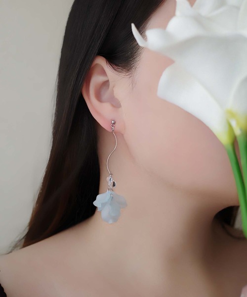 CERCA(チェルカ)の「jolie minette/ゆれる ウェーブ フリル ロング シルバーピアス/アレルギー対応(ピアス(両耳用)・レディース・グレー/アクア/ブラック・FREE)」の7枚目の写真