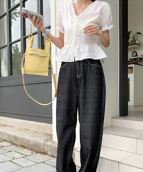 FAVORITO(ファヴォリート)の「Vネックフリルブラウス(シャツ/ブラウス・レディース・ホワイト/ブラック・F)」の10枚目の写真