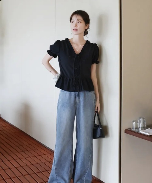 FAVORITO(ファヴォリート)の「Vネックフリルブラウス(シャツ/ブラウス・レディース・ホワイト/ブラック・F)」の3枚目の写真