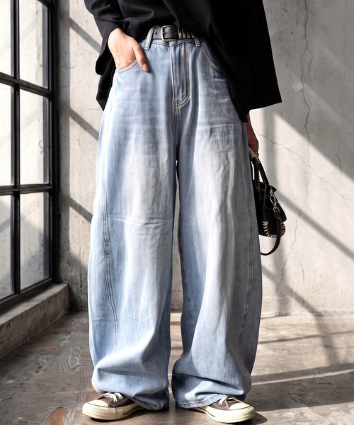 antiqua(アンティカ)の「ワイド カーデニムパンツ(デニムパンツ・レディース・ブルー系その他/ライトブルー・MEDIUM/LARGE/X-LARGE)」の1枚目の写真