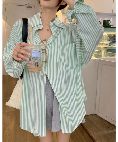 CHEER(チアー)の「オーバーサイズ ルーズストライプ長袖シャツ(シャツ/ブラウス・レディース・ブルー/グリーン/ピンク・FREE)」の2枚目の写真