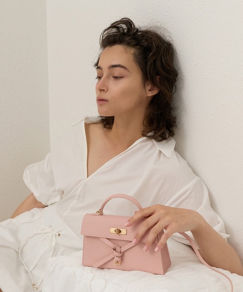 CHARLES & KEITH(チャールズ & キース)の「Tricha トリチャ ノッテッドベルト トップハンドルバッグ(ハンドバッグ・レディース・ブラック/ピンク/ベージュ系その他6・S)」の11枚目の写真