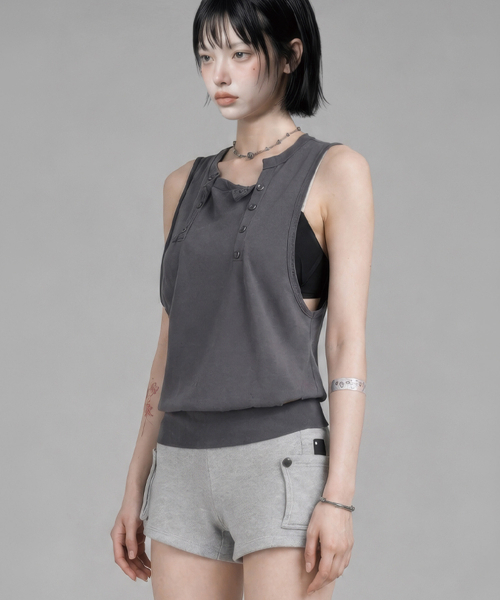 ETRE AU SOMMET（エトレオソメ）の「Two-Line Button Short Sleeveless (Charcoal)（Tシャツ/カットソー・レディース・その他・FREE）」の2枚目の写真