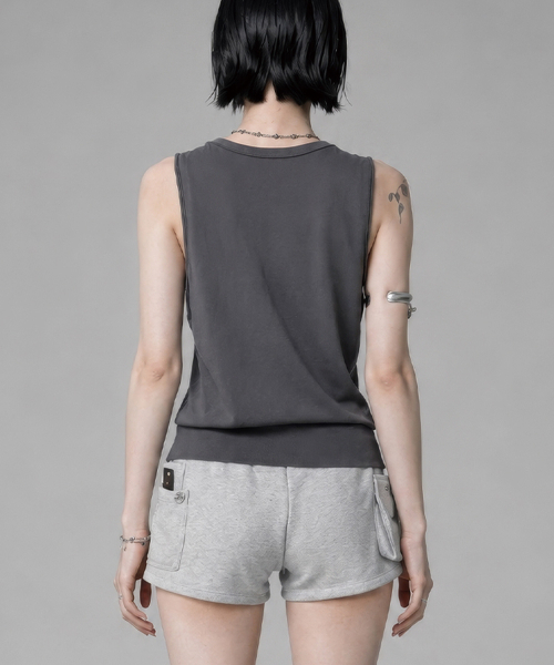 ETRE AU SOMMET（エトレオソメ）の「Two-Line Button Short Sleeveless (Charcoal)（Tシャツ/カットソー・レディース・その他・FREE）」の3枚目の写真