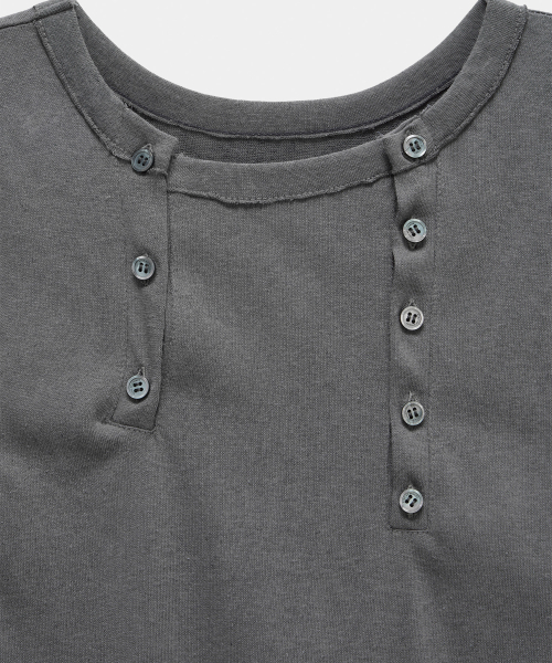 ETRE AU SOMMET（エトレオソメ）の「Two-Line Button Short Sleeveless (Charcoal)（Tシャツ/カットソー・レディース・その他・FREE）」の6枚目の写真