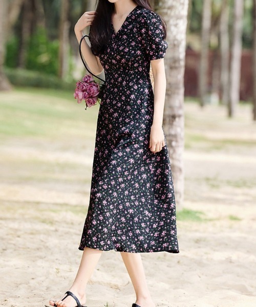 AMAJI(アマジ)の「総柄フラワー Vネック ウエストマークワンピース(ワンピース・レディース・ブラック・SMALL/MEDIUM/LARGE/X-LARGE)」の2枚目の写真