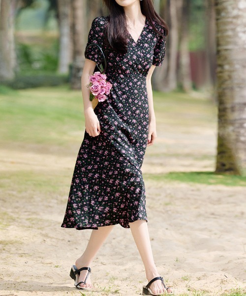 AMAJI(アマジ)の「総柄フラワー Vネック ウエストマークワンピース(ワンピース・レディース・ブラック・SMALL/MEDIUM/LARGE/X-LARGE)」の3枚目の写真