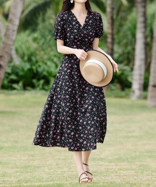 AMAJI(アマジ)の「総柄フラワー Vネック ウエストマークワンピース(ワンピース・レディース・ブラック・SMALL/MEDIUM/LARGE/X-LARGE)」の4枚目の写真