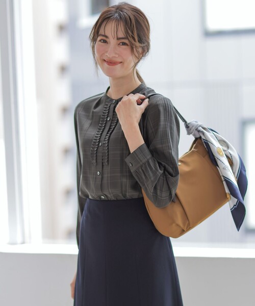 J.PRESS（ジェイプレス）の「【WEB限定カラーあり】セルローストラディショナルチェック シャツブラウス（シャツ/ブラウス・レディース・ホワイト系3/カーキ系3/ベージュ系3・T13/T15）」の11枚目の写真