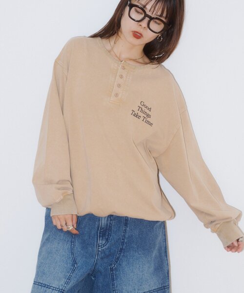 CIAOPANIC TYPY(チャオパニックティピー)の「パウダー加工ヘンリーロンTEE(Tシャツ/カットソー・レディース・ブラック/ベージュ/レッド・LARGE/MEDIUM)」の2枚目の写真