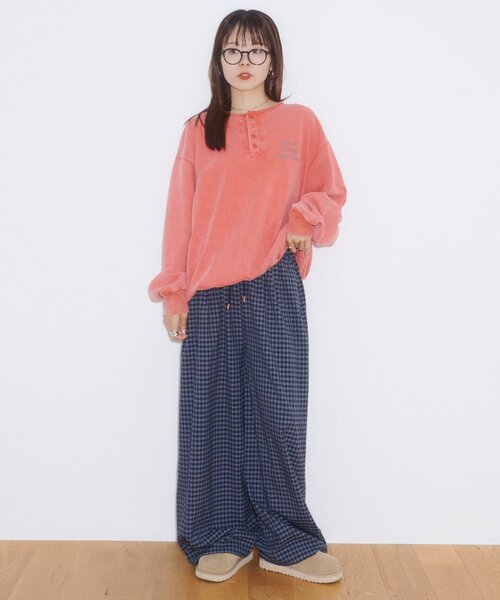 CIAOPANIC TYPY(チャオパニックティピー)の「パウダー加工ヘンリーロンTEE(Tシャツ/カットソー・レディース・ブラック/ベージュ/レッド・LARGE/MEDIUM)」の9枚目の写真