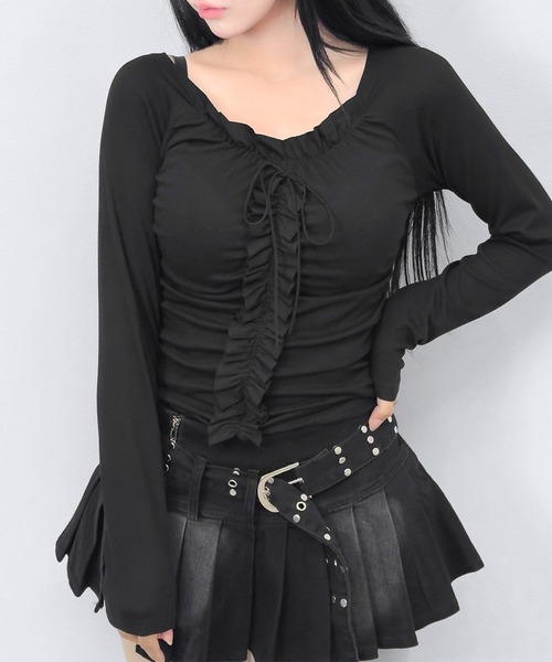 FOLLOWIN(フォロウィン)の「フリルギャザーシャーリングリボントップス(Tシャツ/カットソー・レディース・ブラック/ホワイト・FREE)」の2枚目の写真