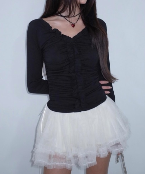 FOLLOWIN(フォロウィン)の「フリルギャザーシャーリングリボントップス(Tシャツ/カットソー・レディース・ブラック/ホワイト・FREE)」の13枚目の写真