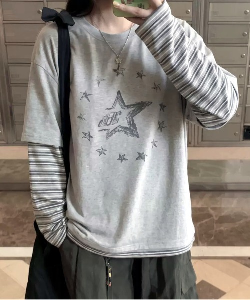 SHEENA(シーナ)の「スターロゴプリントフェイクレイヤード長袖トップス(Tシャツ/カットソー・レディース・グレー・M)」の2枚目の写真